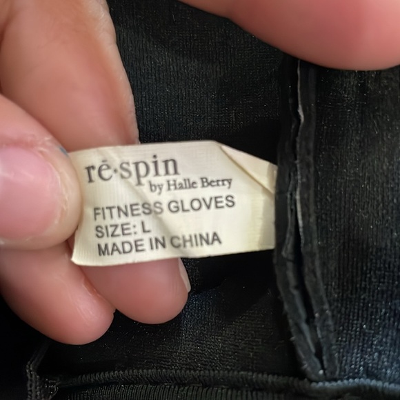 ✨RE•SPIN✨Halle Berry Workout Gloves - Picture 5 of 5